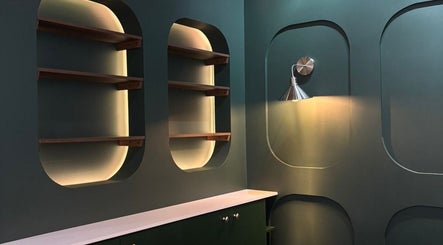 Interior moderno con estantes iluminados en Rowel Barber, Ciudad De Guatemala, Guatemala, GT.