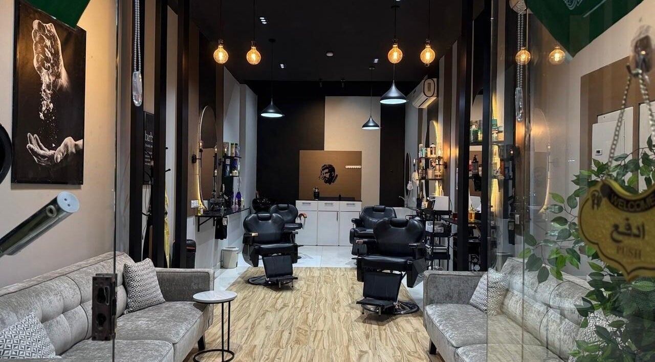 صالون راية المجد في الدمام, المنطقة الشرقية, SA يتميز بمساحة داخلية أنيقة ومريحة مع أثاث فاخر.