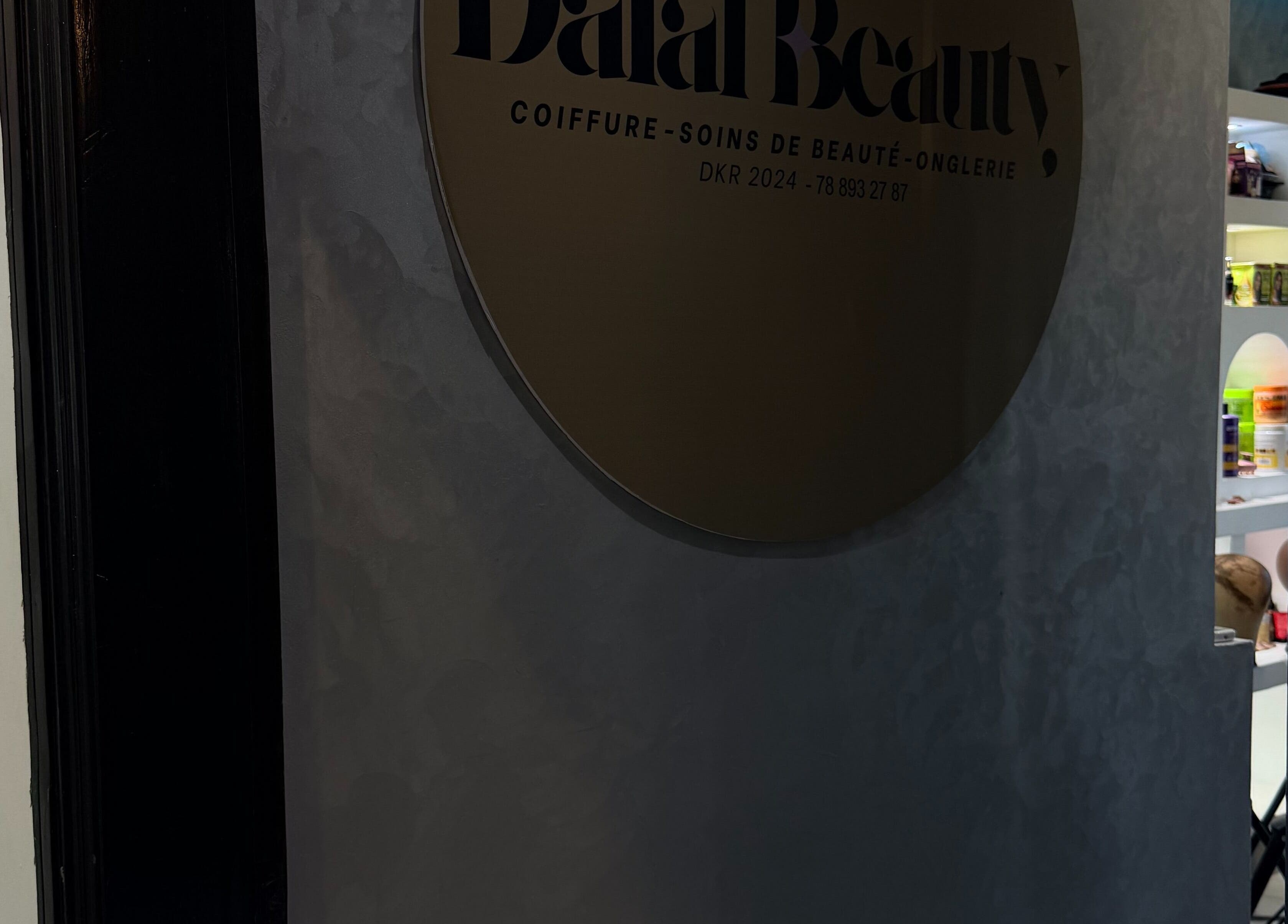 Enseigne de DALAL | The Beauty Studio à Dakar, Région De Dakar, SN, dévoilant une ambiance raffinée.
