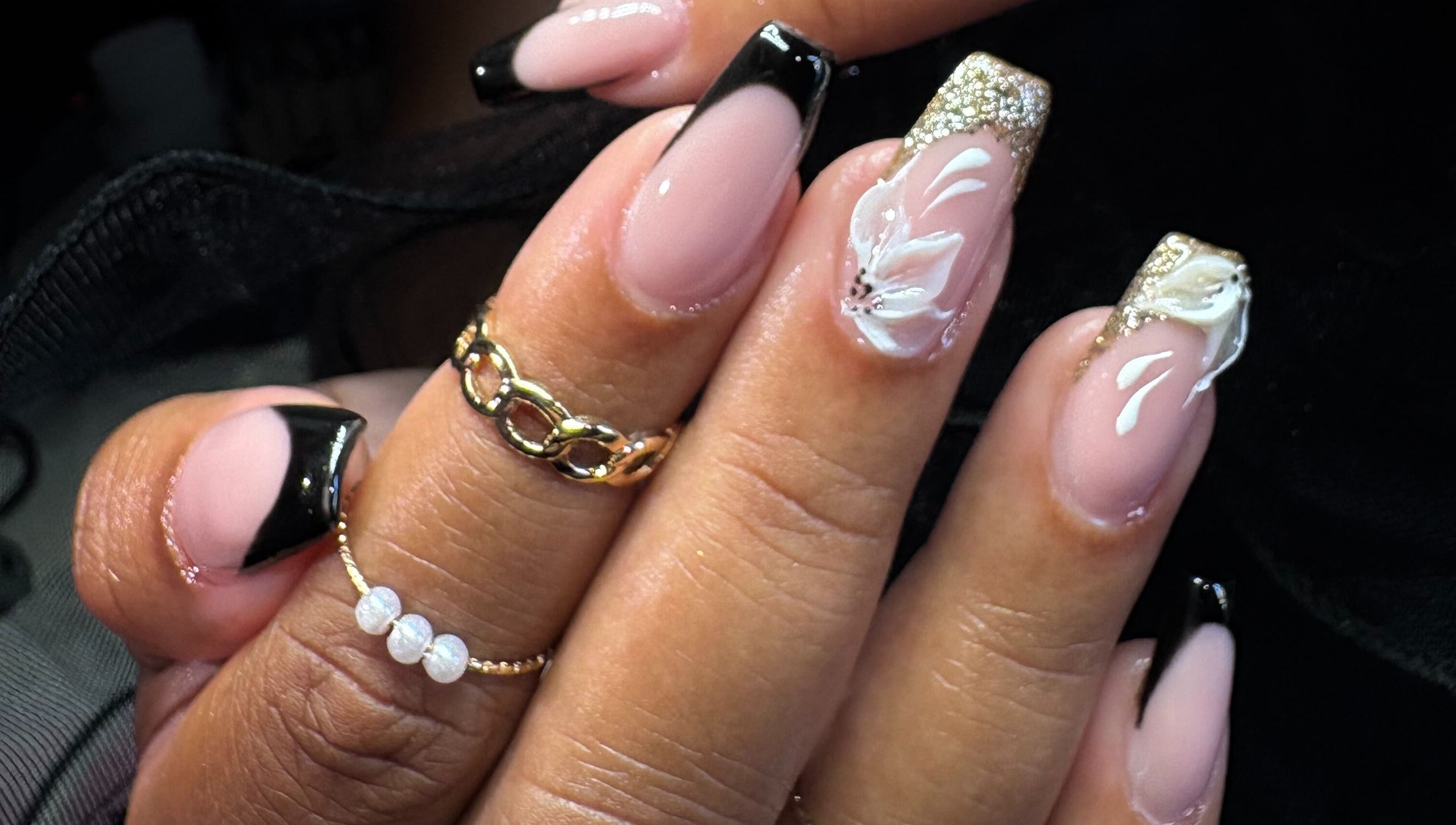 Manucure artistique à L’Univers de Paméla Nails, Bras-panon, RE, avec détails floraux et dorés.