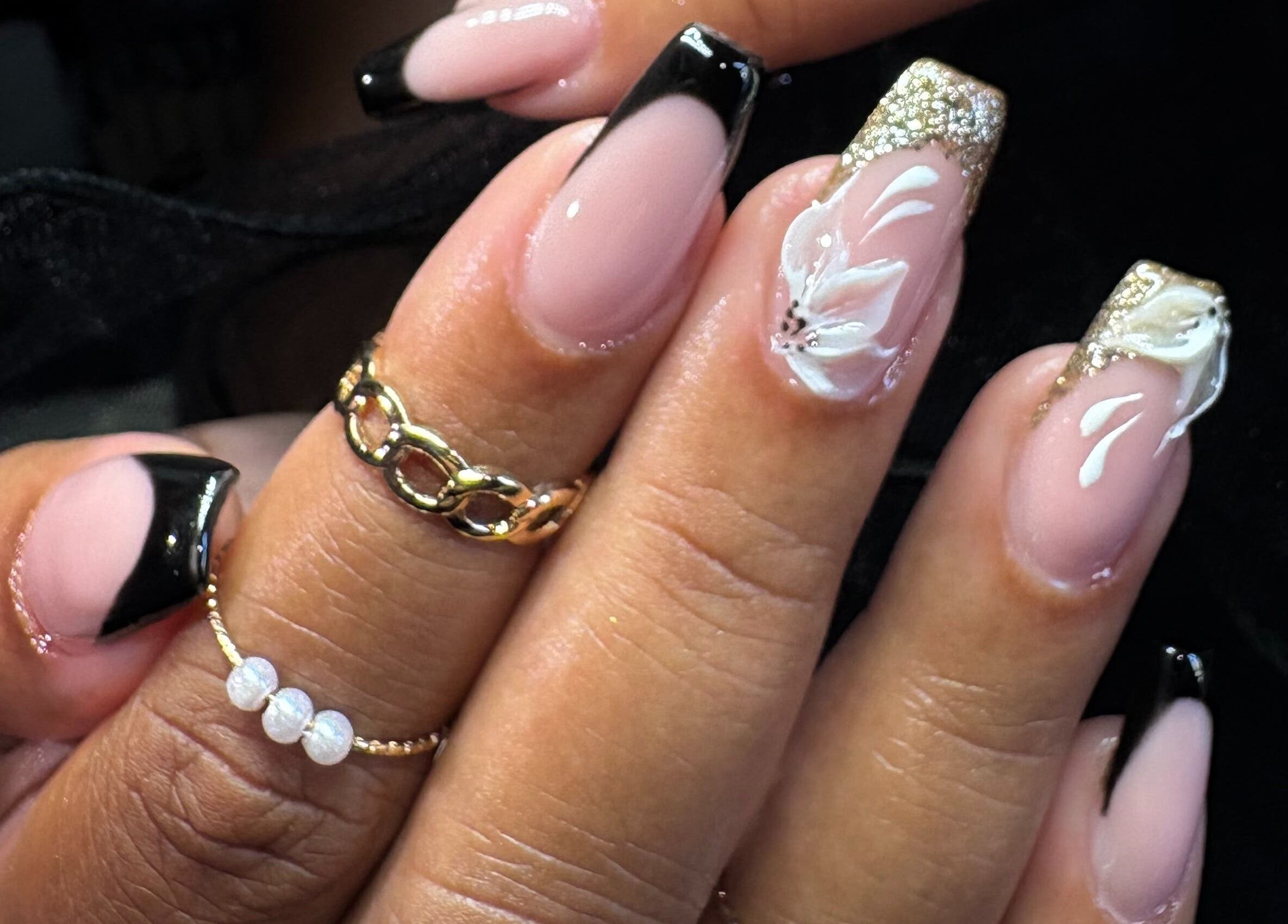 Manucure artistique à L’Univers de Paméla Nails, Bras-panon, RE, avec détails floraux et dorés.