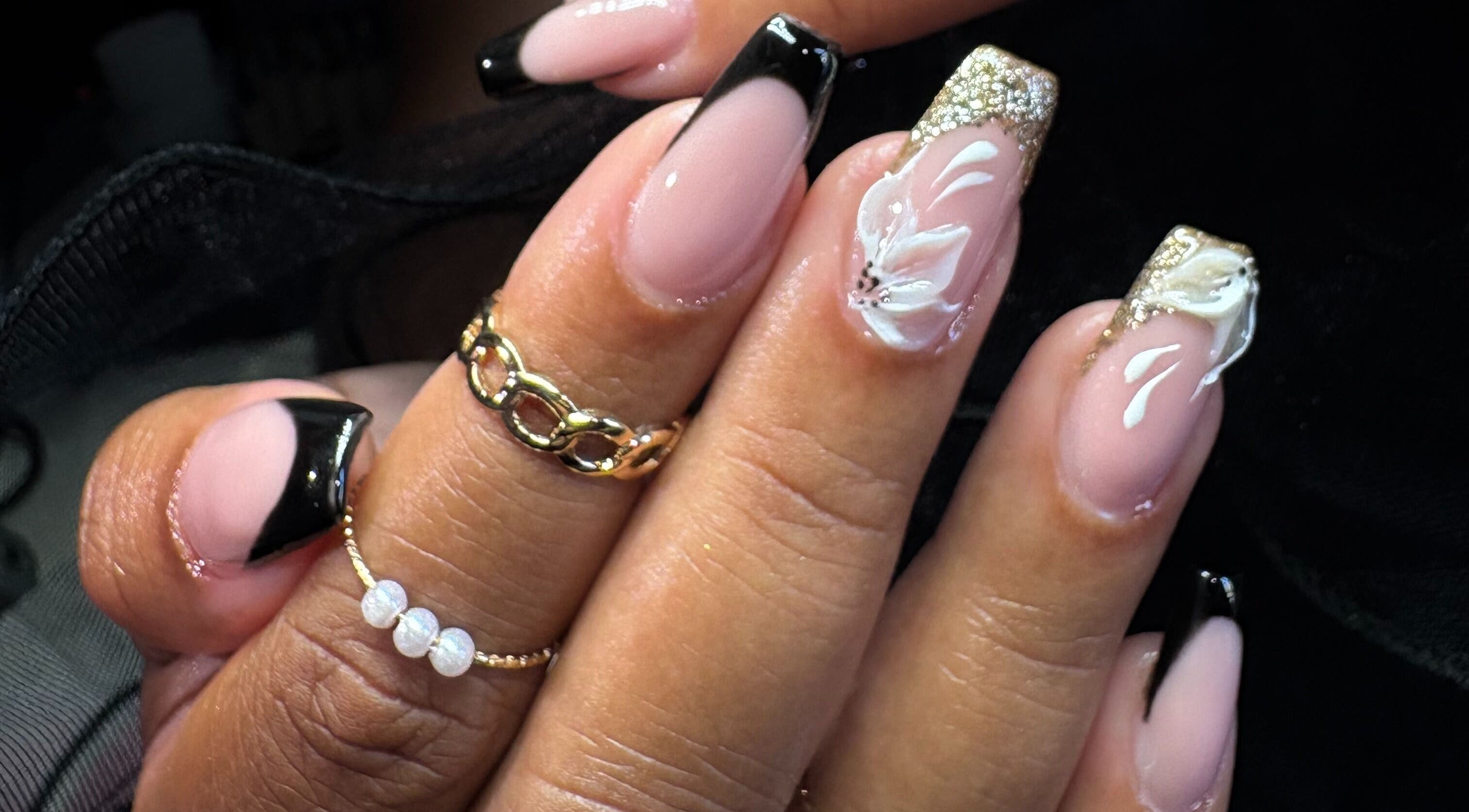 Manucure artistique à L’Univers de Paméla Nails, Bras-panon, RE, avec détails floraux et dorés.