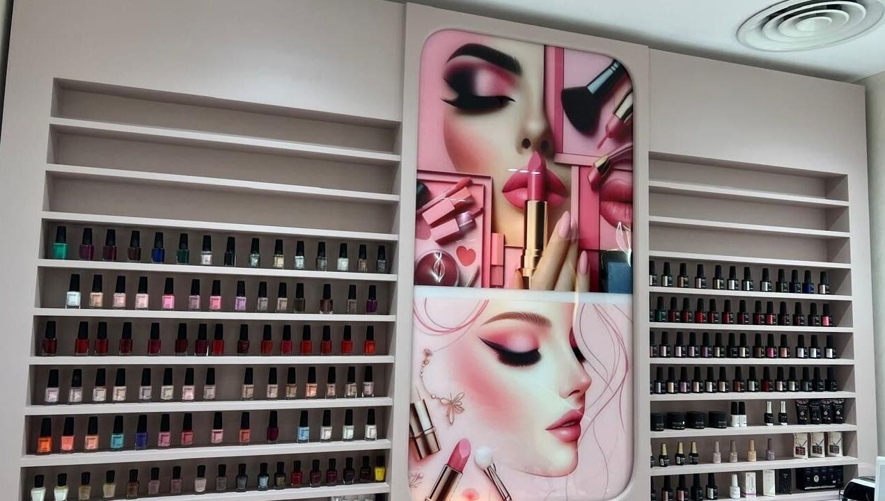 رف متناغم لطلاء الأظافر في صالون حوبا بالرياض، منطقة الرياض، SA يقدم جمالية فنية رائعة.