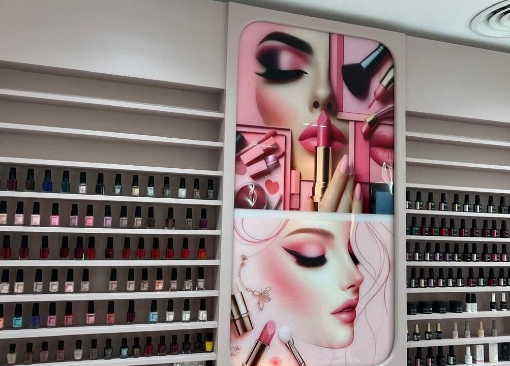 رف متناغم لطلاء الأظافر في صالون حوبا بالرياض، منطقة الرياض، SA يقدم جمالية فنية رائعة.