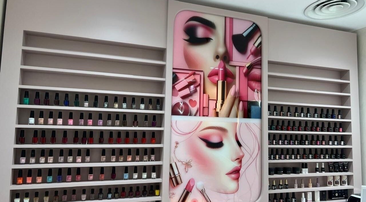 رف متناغم لطلاء الأظافر في صالون حوبا بالرياض، منطقة الرياض، SA يقدم جمالية فنية رائعة.