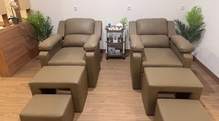 Comfortable seating in the relaxation area of reSPAwn Spa Bali, Kec. Kuta Utara, Bali, ID, with lush greenery.