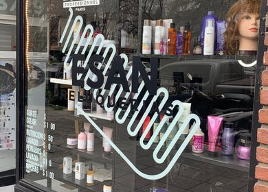 Vitrina de ESAN Peluquerias en Mar del Plata, mostrando productos de belleza y cuidado del cabello.