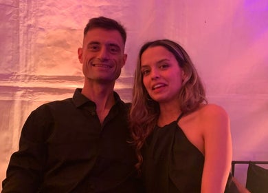 Pareja sonriente en evento en ESAN Peluquerias, Mar del Plata, Provincia de Buenos Aires, AR.