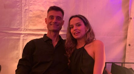 Pareja sonriente en evento en ESAN Peluquerias, Mar del Plata, Provincia de Buenos Aires, AR.