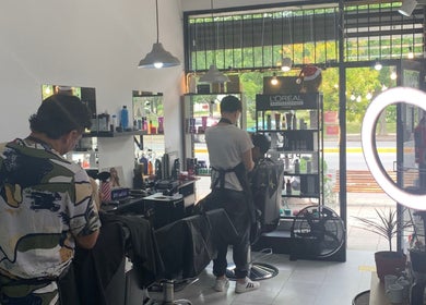 Interior de ESAN Peluquerías en Mar del Plata, elegante salón moderno con productos de belleza y estilista trabajando.