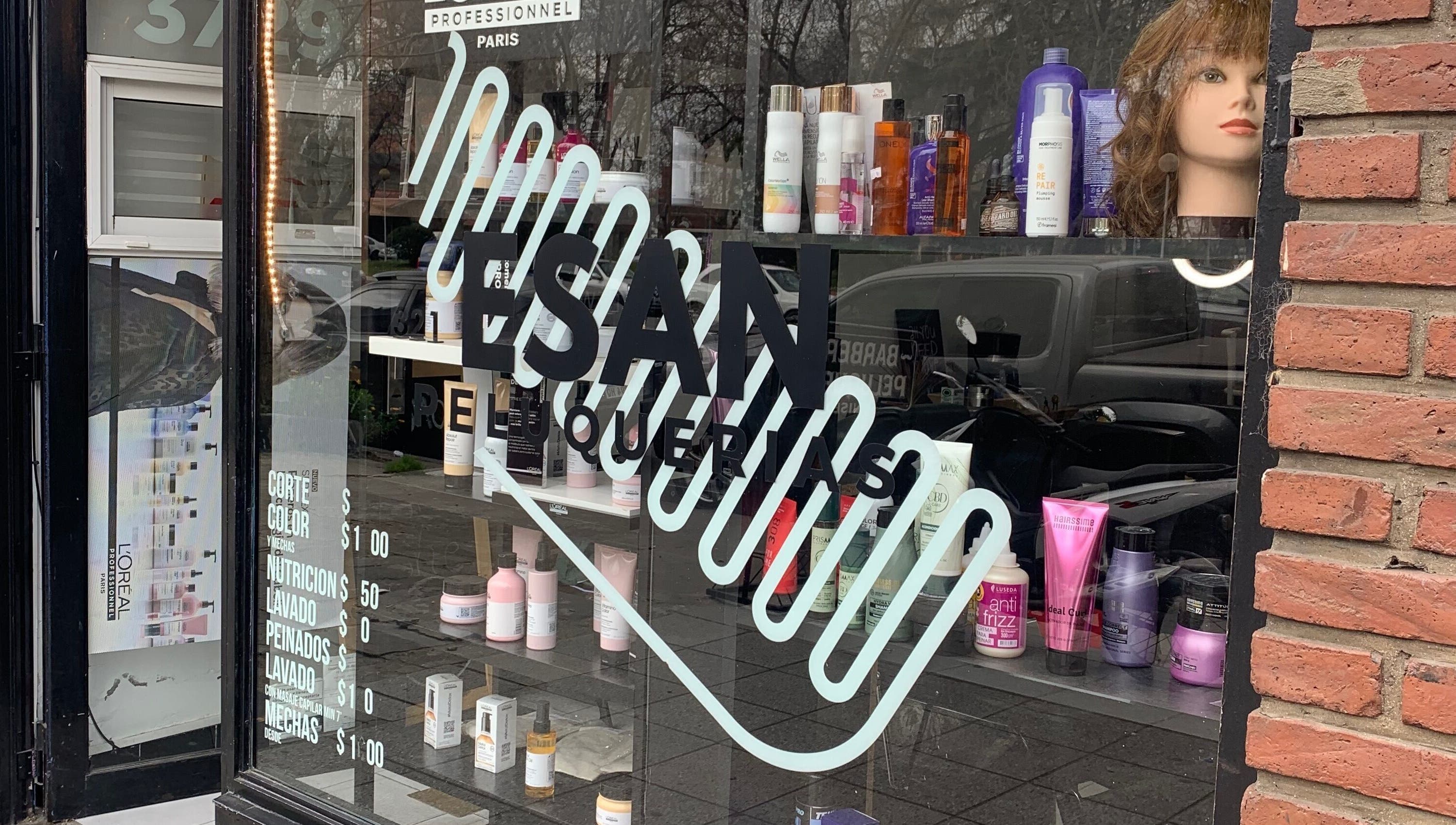 Escaparate de ESAN Peluquerias en Mar del Plata, Provincia de Buenos Aires, AR, con productos de belleza en exhibición.