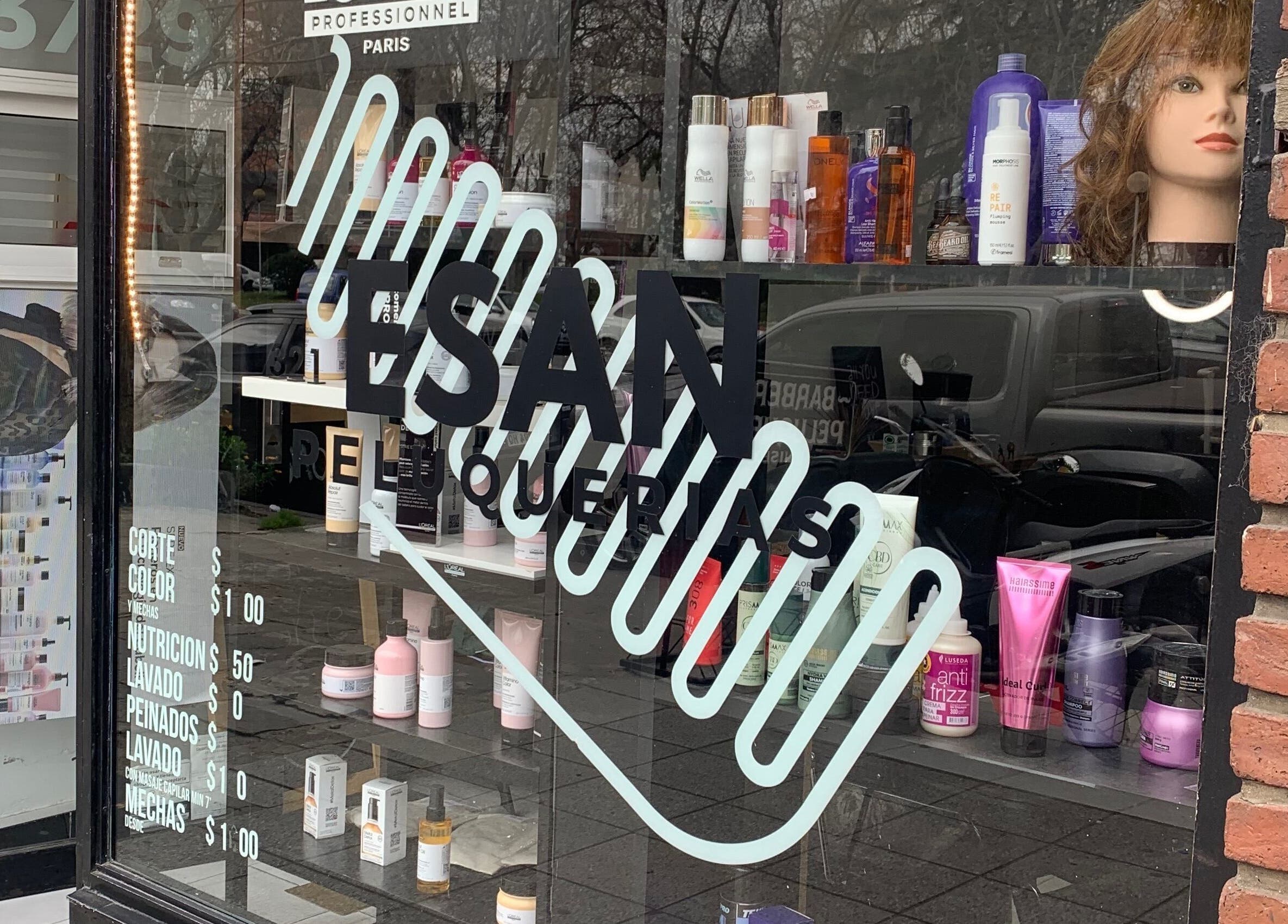 Escaparate de ESAN Peluquerias en Mar del Plata, Provincia de Buenos Aires, AR, con productos de belleza en exhibición.