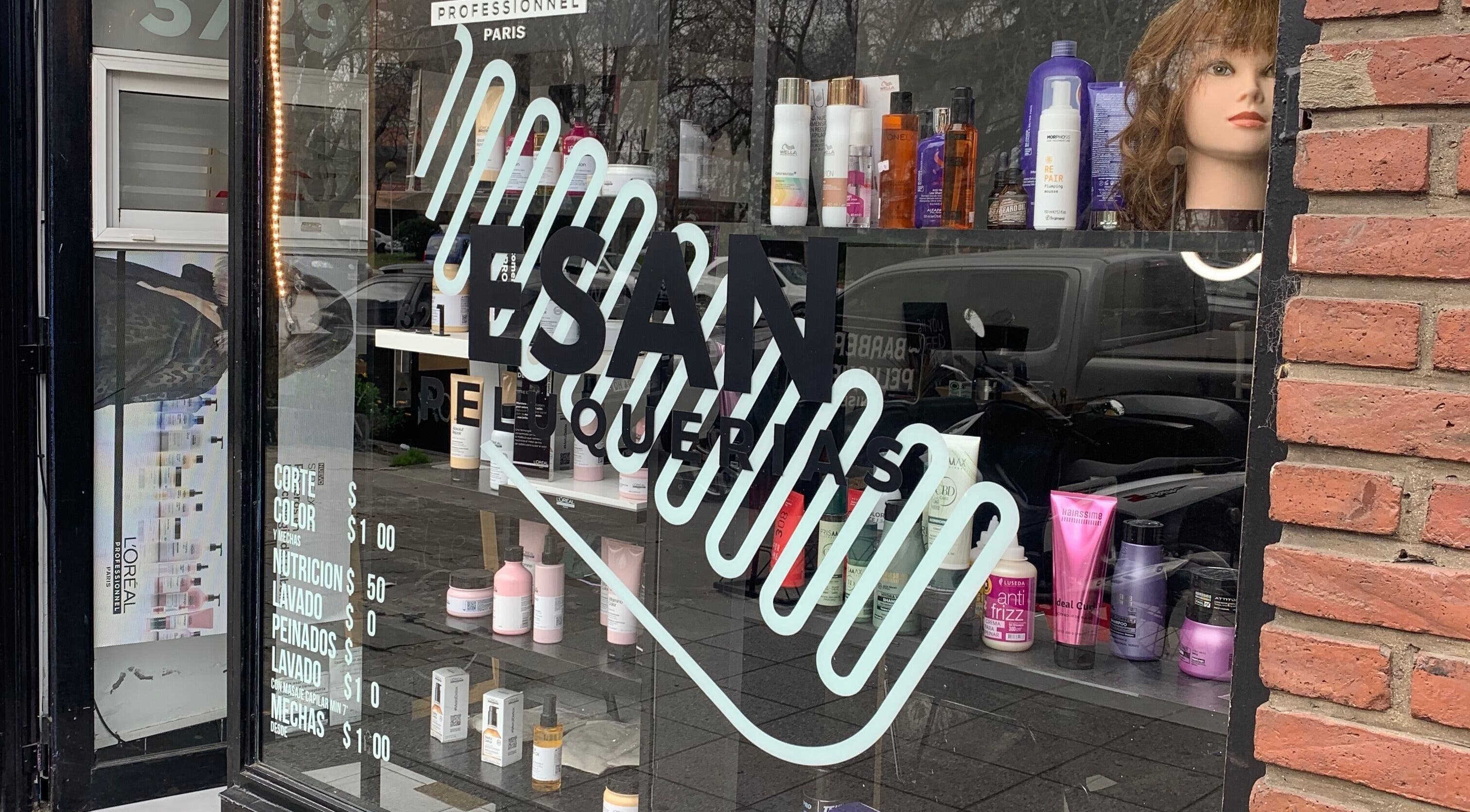 Escaparate de ESAN Peluquerias en Mar del Plata, Provincia de Buenos Aires, AR, con productos de belleza en exhibición.