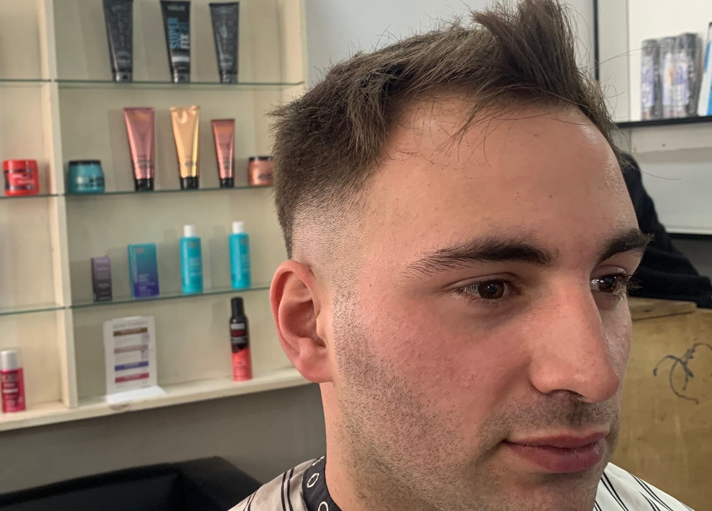 Corte de cabello en ESAN Peluquerias, Mar del Plata, Provincia de Buenos Aires, AR, perfil de hombre.