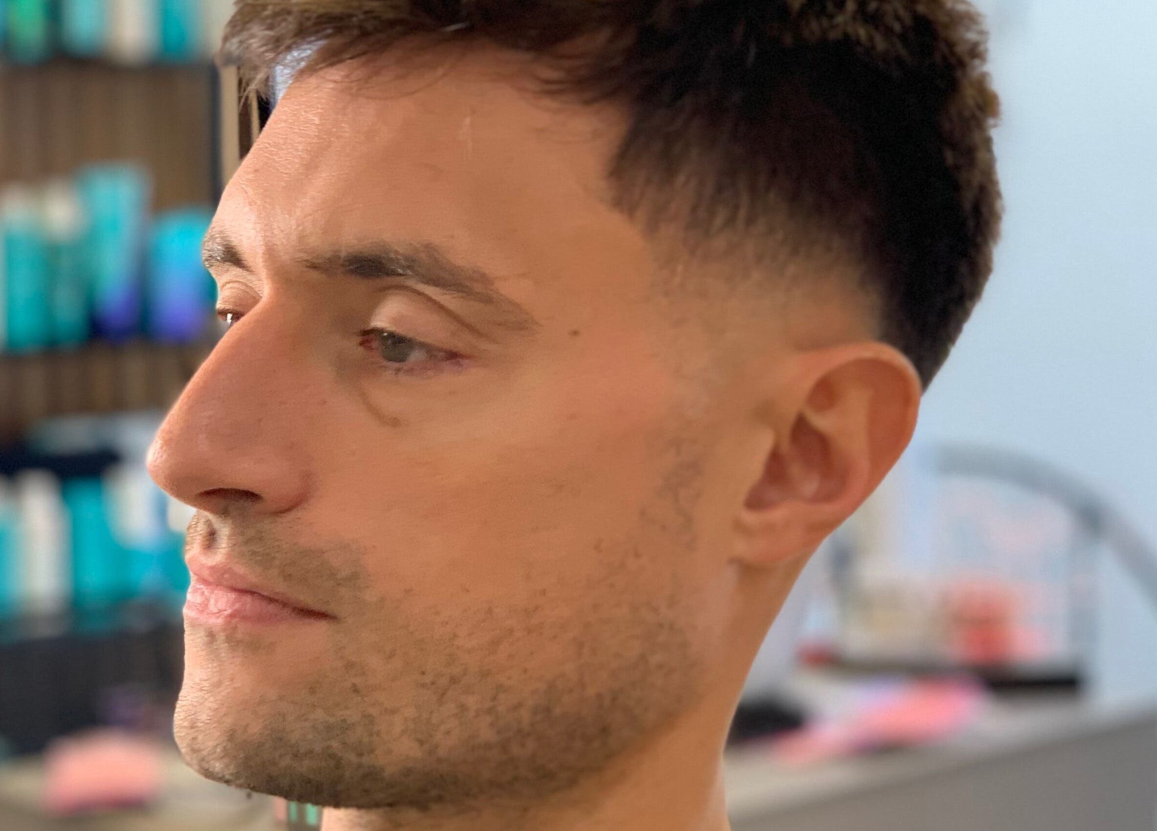 Perfil masculino con corte moderno en ESAN Peluquerias, Mar del Plata, Provincia de Buenos Aires, AR.