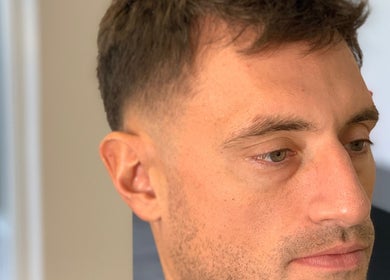 Hombre con corte moderno en ESAN Peluquerias, Mar del Plata, Provincia de Buenos Aires, AR.