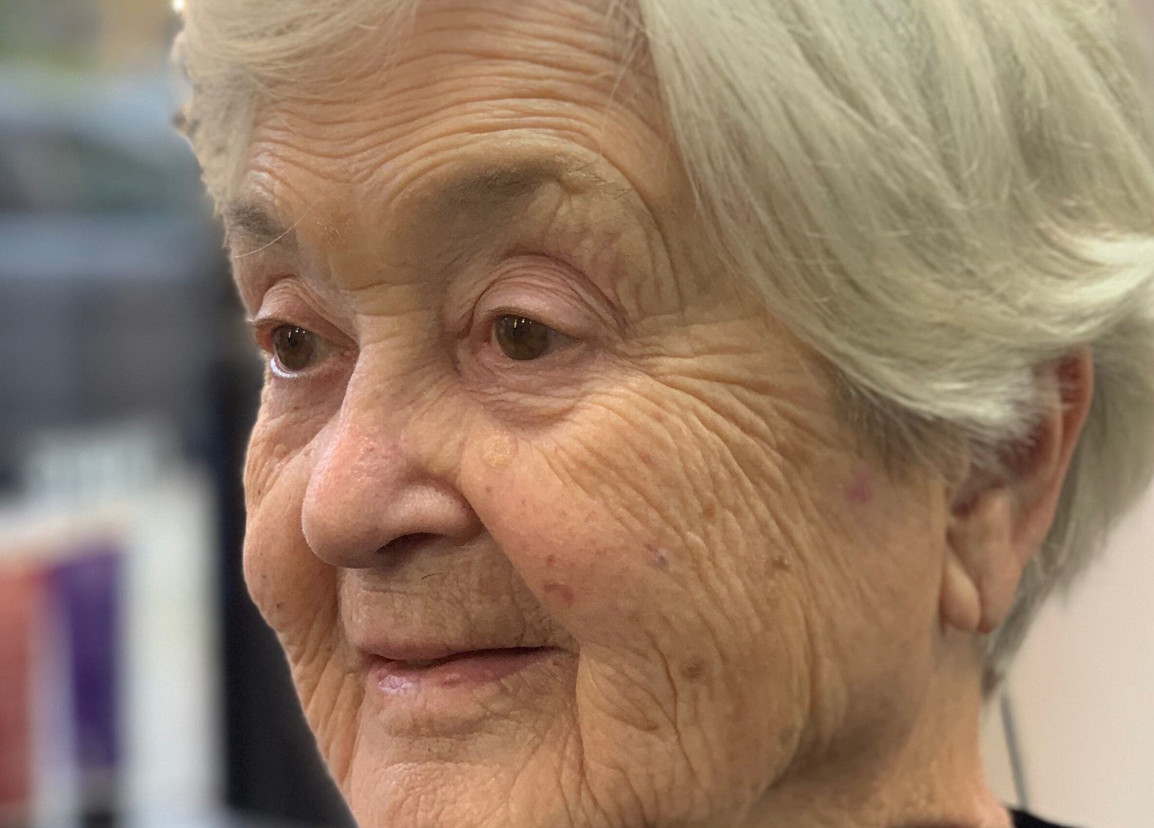 Cliente satisfecha en ESAN Peluquerías, Mar del Plata, Provincia de Buenos Aires, AR disfruta su peinado.