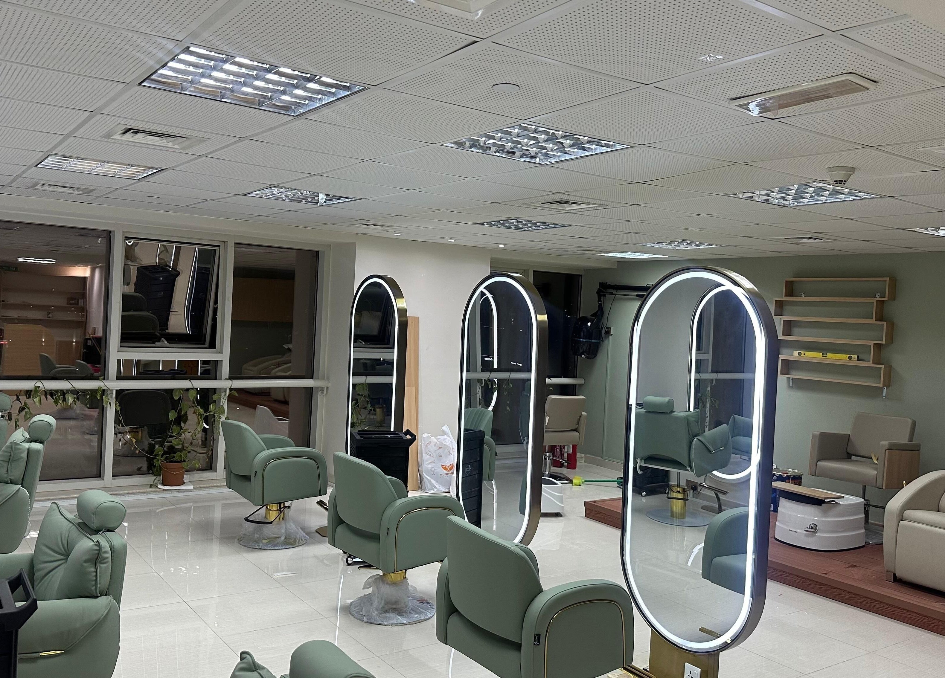 Stylish salon chairs and mirrors at Jazz Loc Studio, Dubai, Dubai, AE, offering a luxurious beauty experience.