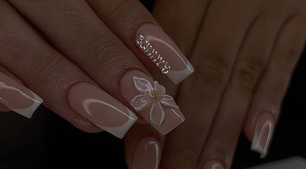 Manucure élégante avec fleurs chez Bunny's Nails, Gond-pontouvre, Nouvelle-aquitaine, FR.