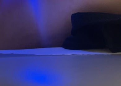 Relaxation treatment under blue light at Renuvenate, London, England, GB.