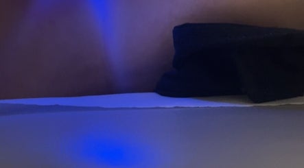 Relaxation treatment under blue light at Renuvenate, London, England, GB.