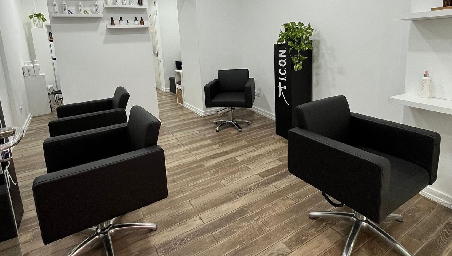 Interiores modernos en Nicole Bu Studio, Madrid, Comunidad De Madrid, ES, con sillas negras y madera.