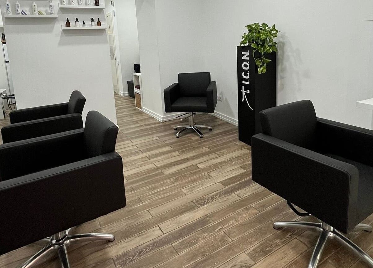 Interiores modernos en Nicole Bu Studio, Madrid, Comunidad De Madrid, ES, con sillas negras y madera.