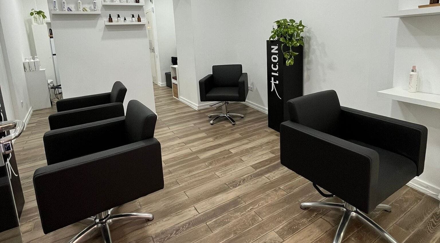 Interiores modernos en Nicole Bu Studio, Madrid, Comunidad De Madrid, ES, con sillas negras y madera.