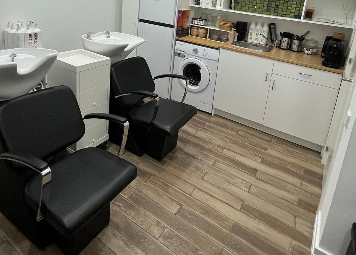 Zona de lavado en Nicole Bu Studio, Madrid, Comunidad De Madrid, ES, con sillas modernas y estilo minimalista.