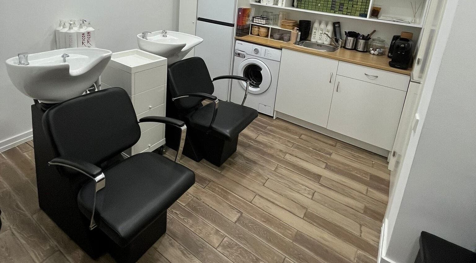 Zona de lavado en Nicole Bu Studio, Madrid, Comunidad De Madrid, ES, con sillas modernas y estilo minimalista.