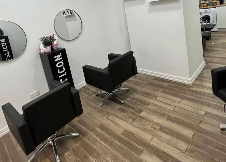 Área de estilismo de Nicole Bu Studio en Madrid, Comunidad De Madrid, ES, con sillas modernas y espejos circulares.