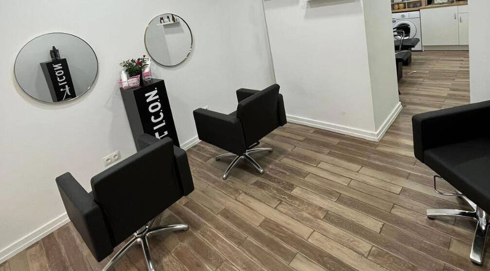 Área de estilismo de Nicole Bu Studio en Madrid, Comunidad De Madrid, ES, con sillas modernas y espejos circulares.