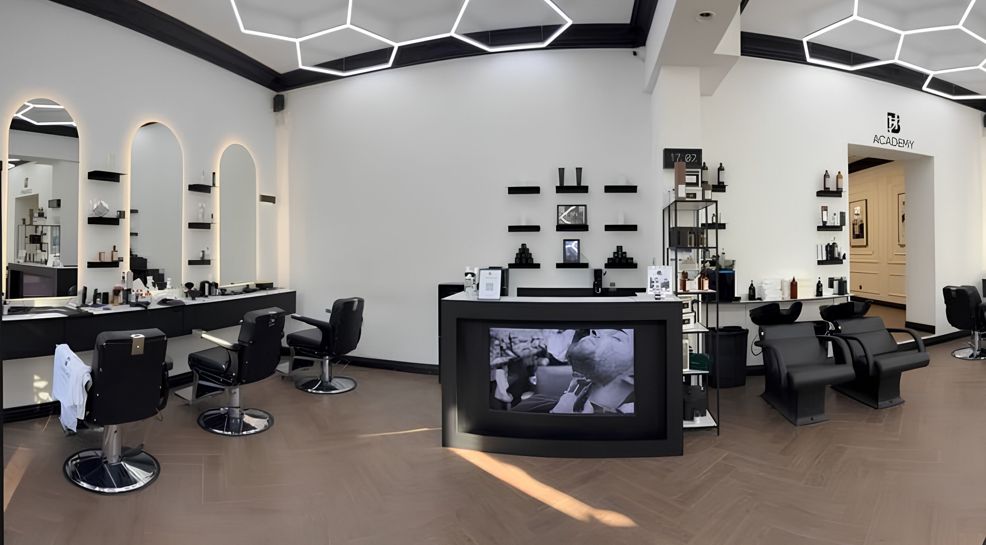 Modern interior of BARBERHUB BARBERSHOP & ACADEMY in Kraków, Województwo Małopolskie, PL with elegant design.