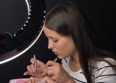 Майстер виконує нарощування вій у Nataliia Beauty, Newport, Wales, GB.