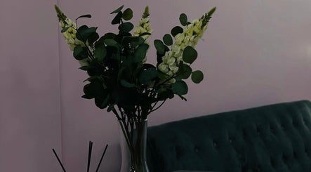 Елегантний букет з зеленими листками в Nataliia Beauty, Newport, Wales, GB.