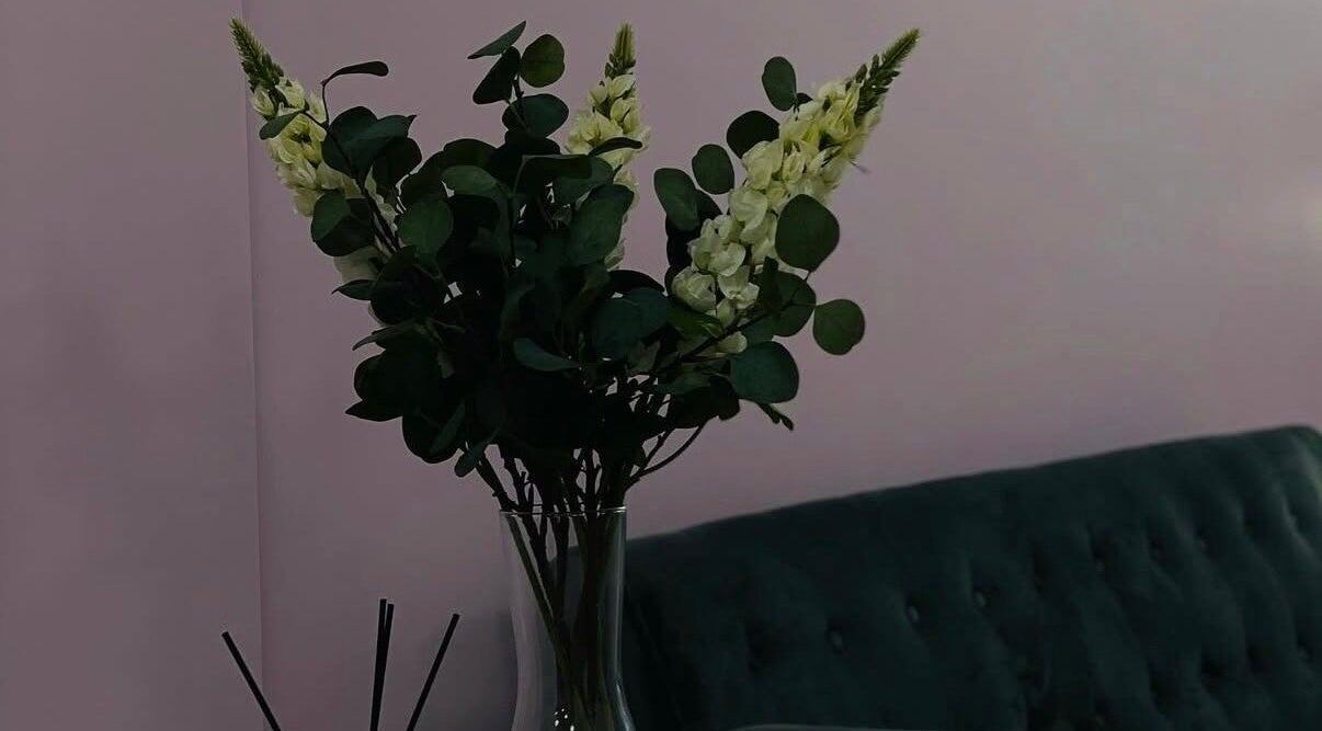 Елегантний букет з зеленими листками в Nataliia Beauty, Newport, Wales, GB.