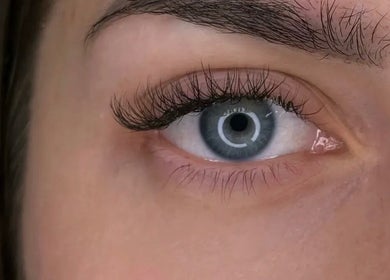 Макро зображення доглянутих вій у Nataliia Beauty, Newport, Wales, GB.