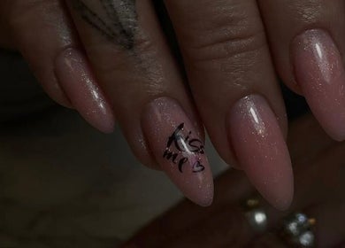 Рожевий блискучий манікюр із текстом 'Kiss Me' в Nataliia Beauty, Newport, Wales, GB.