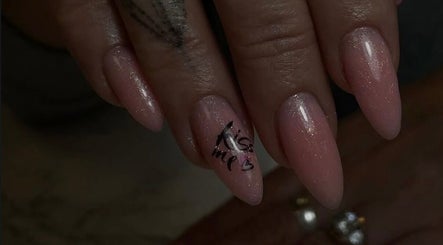 Рожевий блискучий манікюр із текстом 'Kiss Me' в Nataliia Beauty, Newport, Wales, GB.