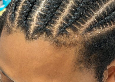 Geflochtene Zöpfe bei Curlybaee in Mülheim An Der Ruhr, Nordrhein-westfalen, DE, für stilvolle Haarmode.