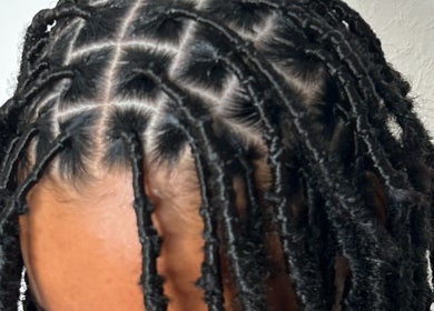 Detailaufnahme von geflochtenen Haaren bei Curlybaee, Mülheim An Der Ruhr, Nordrhein-westfalen, DE.