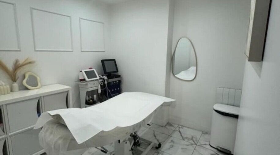 Salle de soins moderne chez SweetBody by Mina à Paris, Île-de-France, FR avec décor minimaliste.