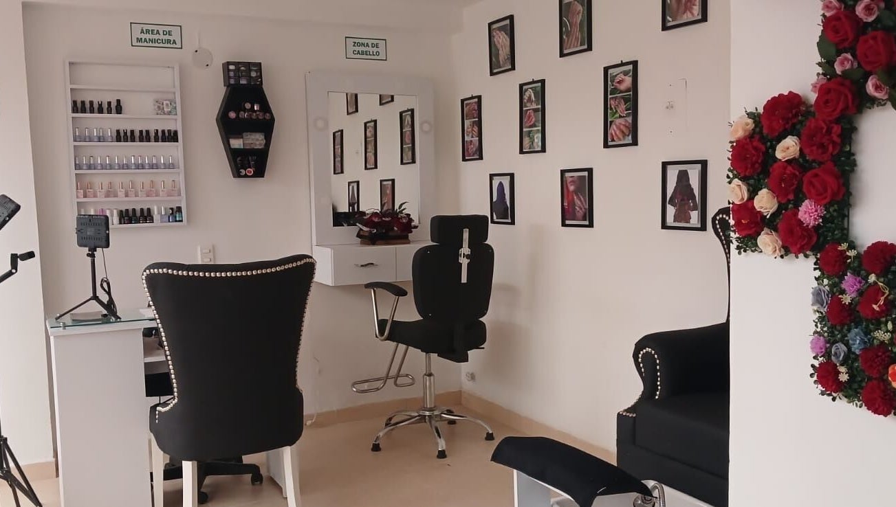 Área de belleza en Monik Rpo, Medellín, Antioquia, CO con sillas modernas y decoración floral.