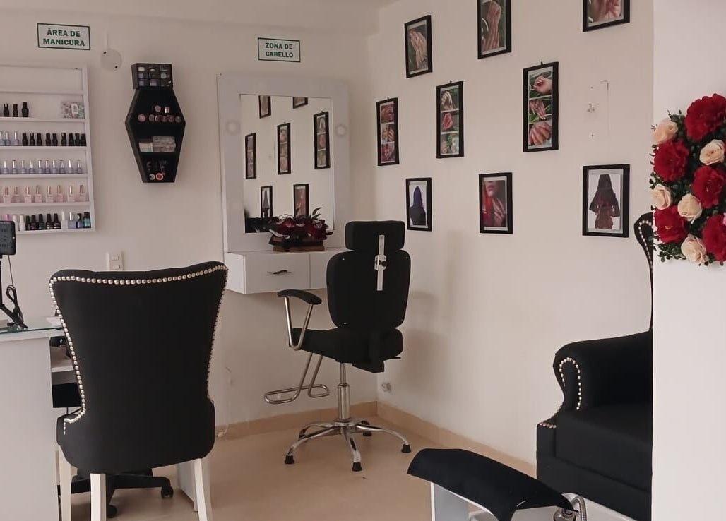 Área de belleza en Monik Rpo, Medellín, Antioquia, CO con sillas modernas y decoración floral.