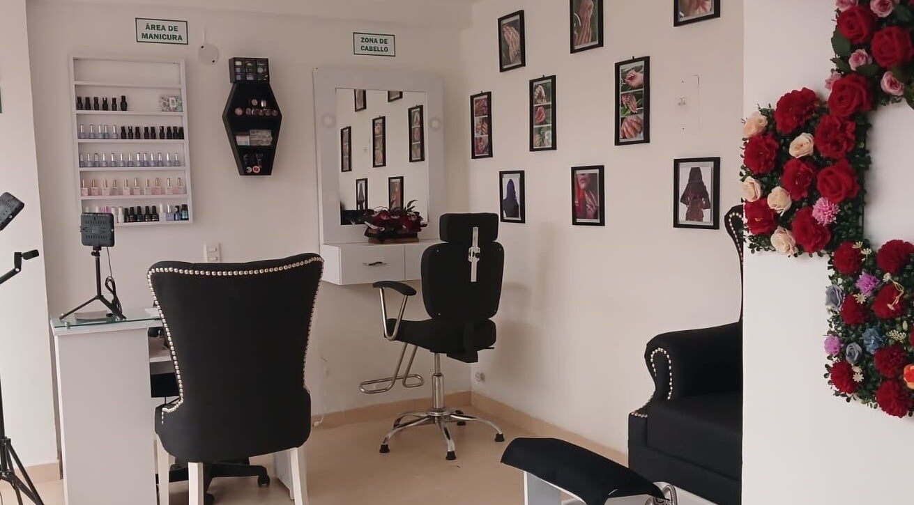 Área de belleza en Monik Rpo, Medellín, Antioquia, CO con sillas modernas y decoración floral.