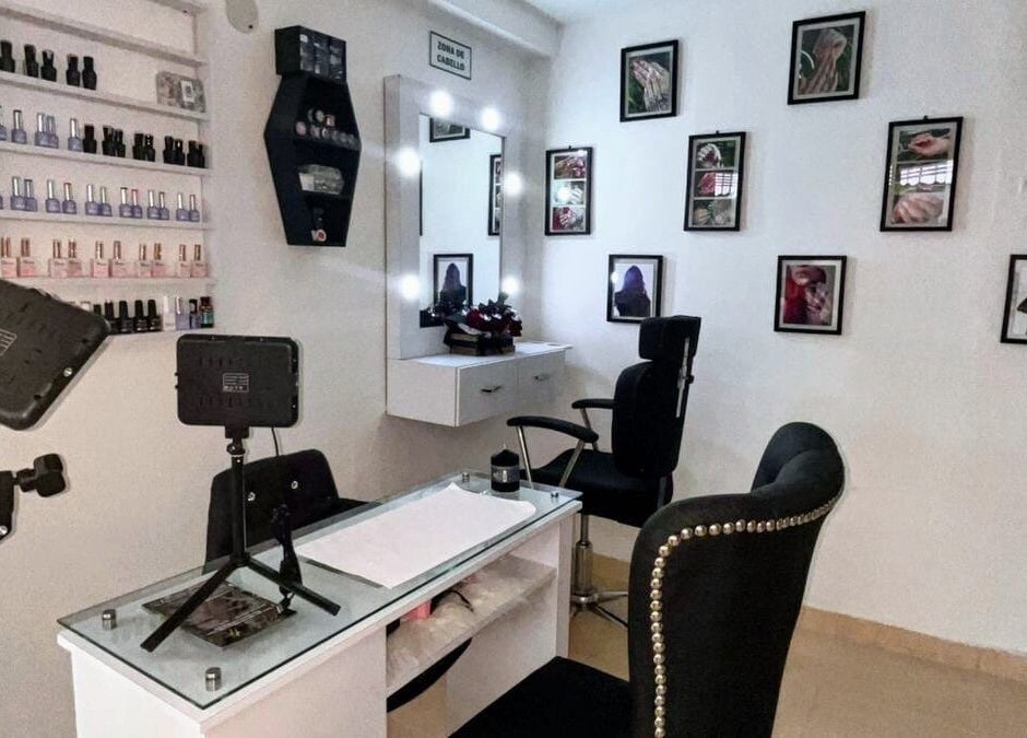 Interior elegante de Monik Rpo en Medellín, Antioquia, CO, con estación de belleza bien iluminada.