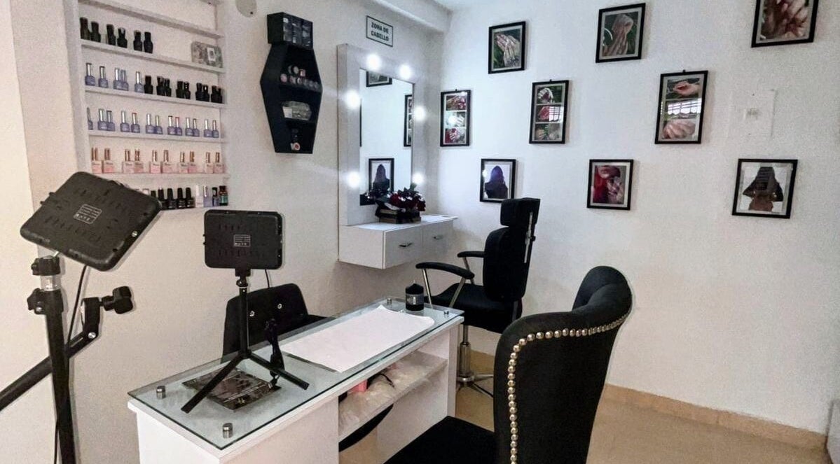 Interior elegante de Monik Rpo en Medellín, Antioquia, CO, con estación de belleza bien iluminada.