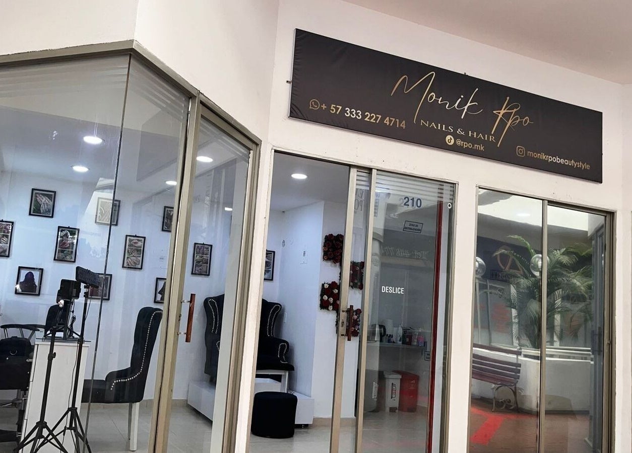 Entrada al salón Monik Rpo en Medellín, Antioquia, CO, mostrando un diseño moderno y atractivo.