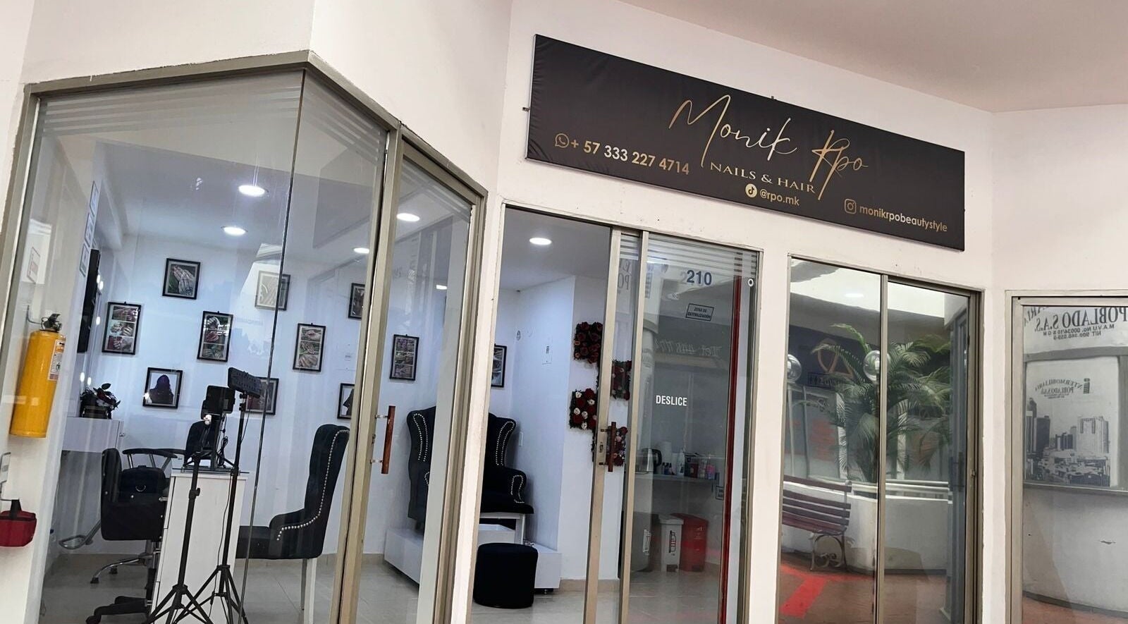 Entrada al salón Monik Rpo en Medellín, Antioquia, CO, mostrando un diseño moderno y atractivo.