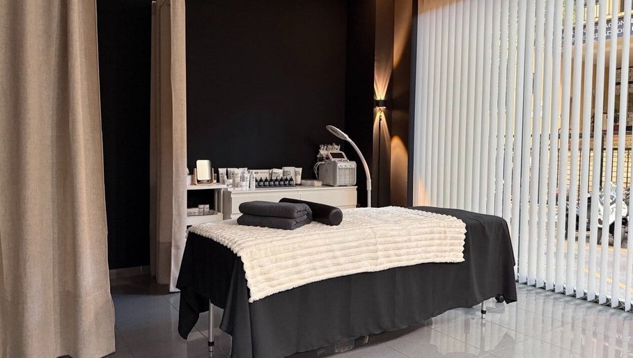 Sala de tratamientos en Eclipse Boutique de Bienestar, Málaga, Andalucía, ES con cama de masaje preparada.
